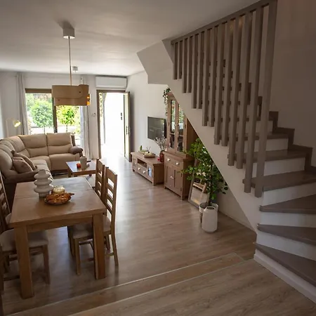 בית נופש Estea Melina's Summer Townhouse פאפוס